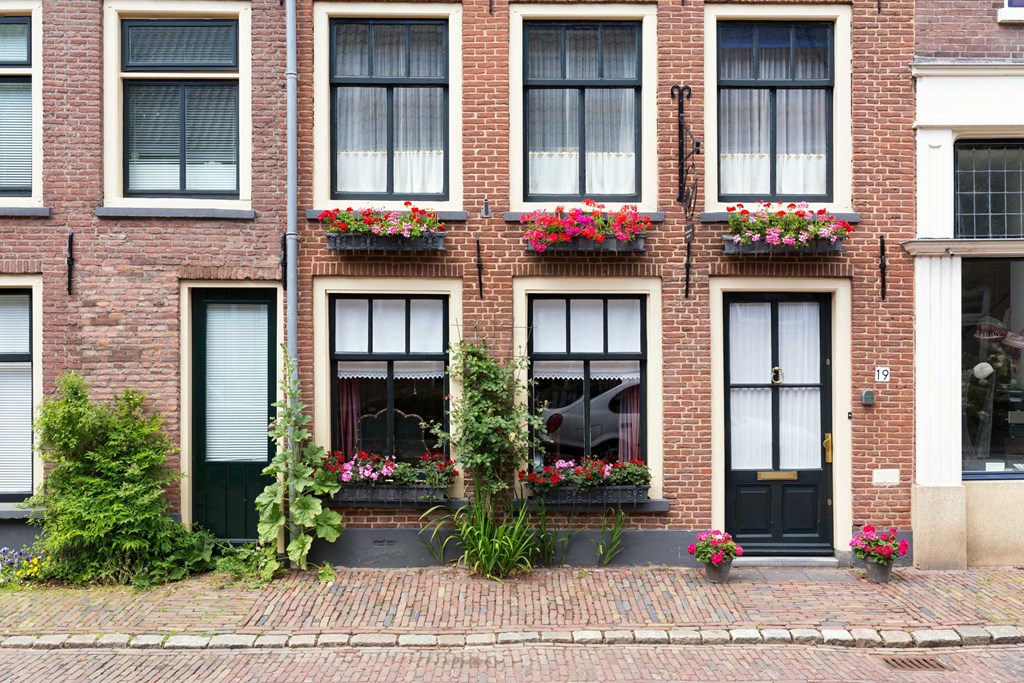 INTO Real Estate Makelaars...