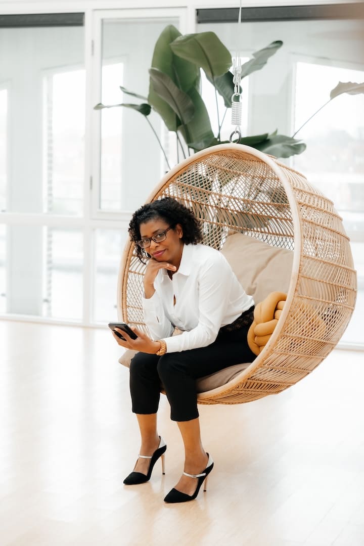 Dat is waar ik om de hoek kom kijken.