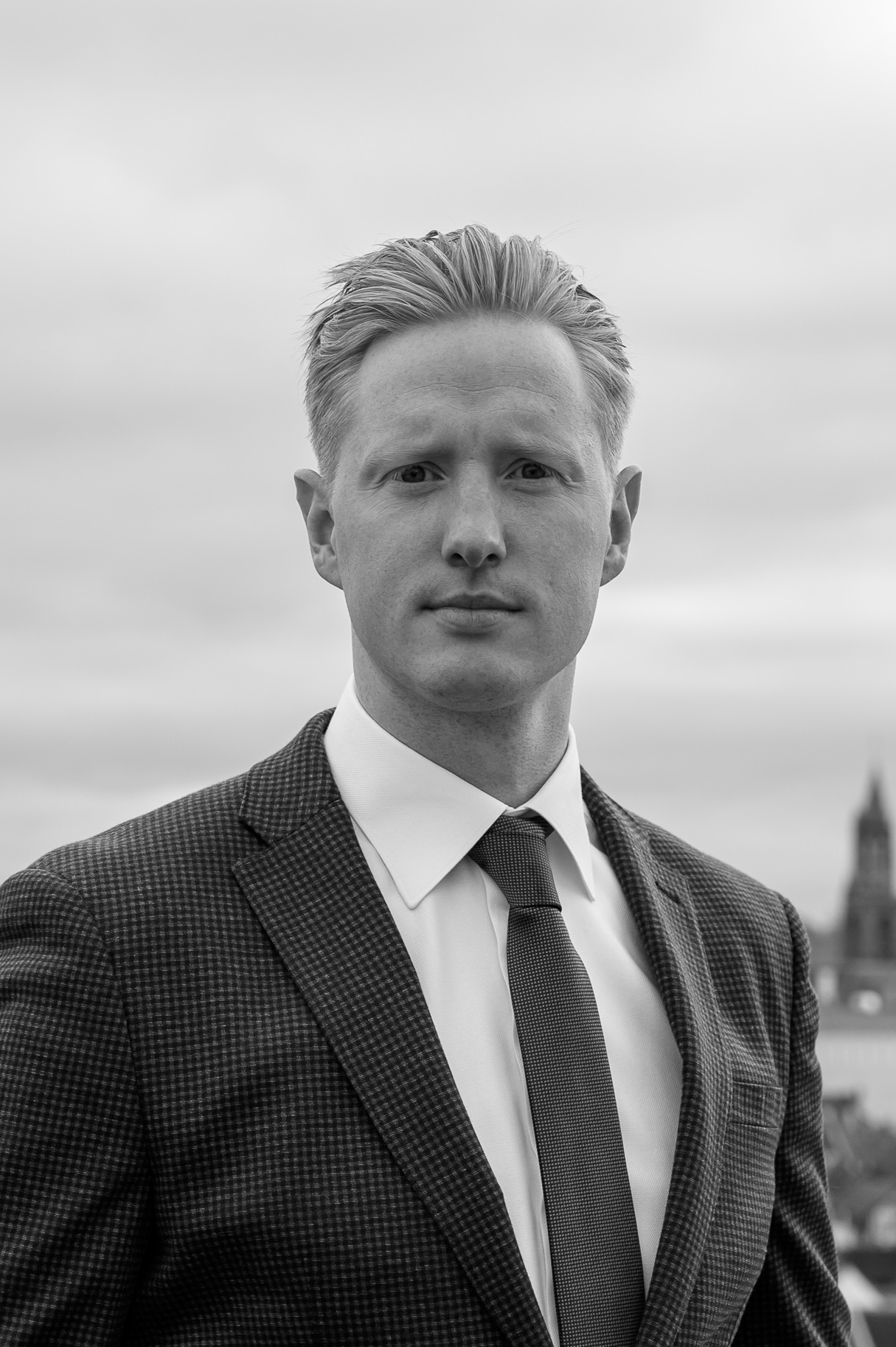 Luc — Medeoprichter, Makelaar