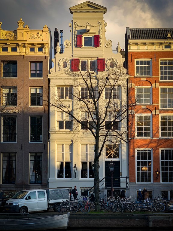Did you know? In 2004 we based our first logo on ’t Witte Huys / the original ‘White House’ situated on Keizersgracht 319! Famous inhabitant? Rutger Hauer.