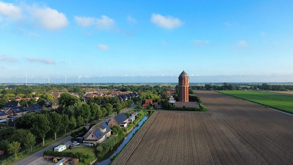 Mulder Makelaardij samen met verkoopbord