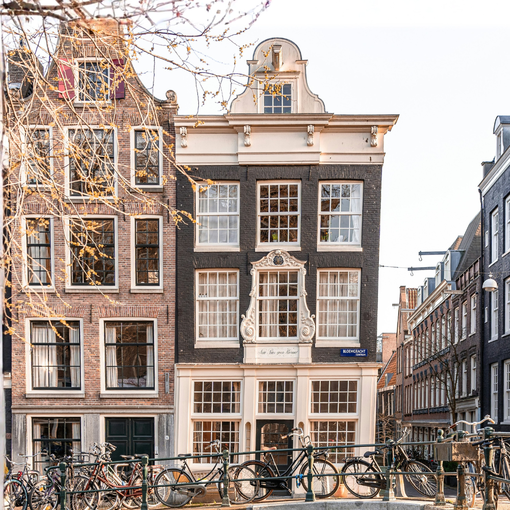 Selling a house in Amsterdam with overdue maintenance: how to get the best price anyway 