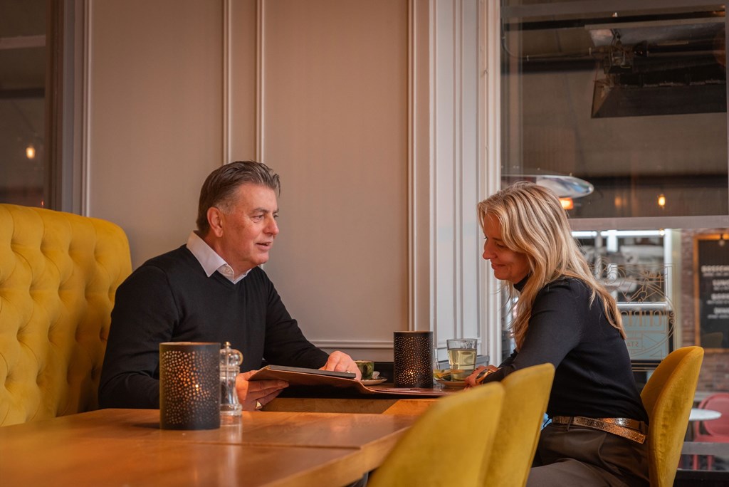 De verkoopmakelaar van de regio