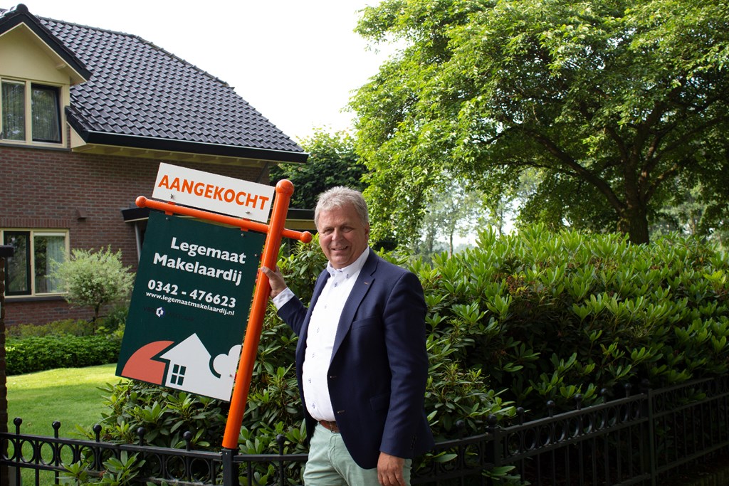 aalt met aangekocht bord in zijn hand