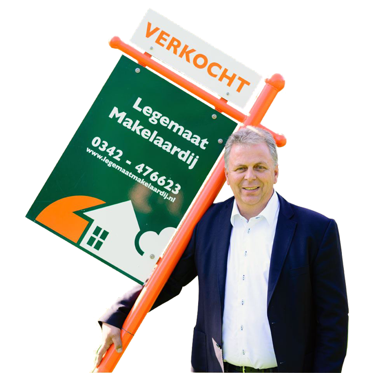 aalt met verkocht bord in zijn hand