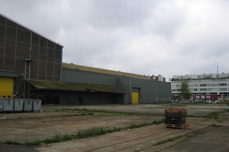 De locatie en het parkeerterrein van de Jumbo Foodmarkt toen (2009)