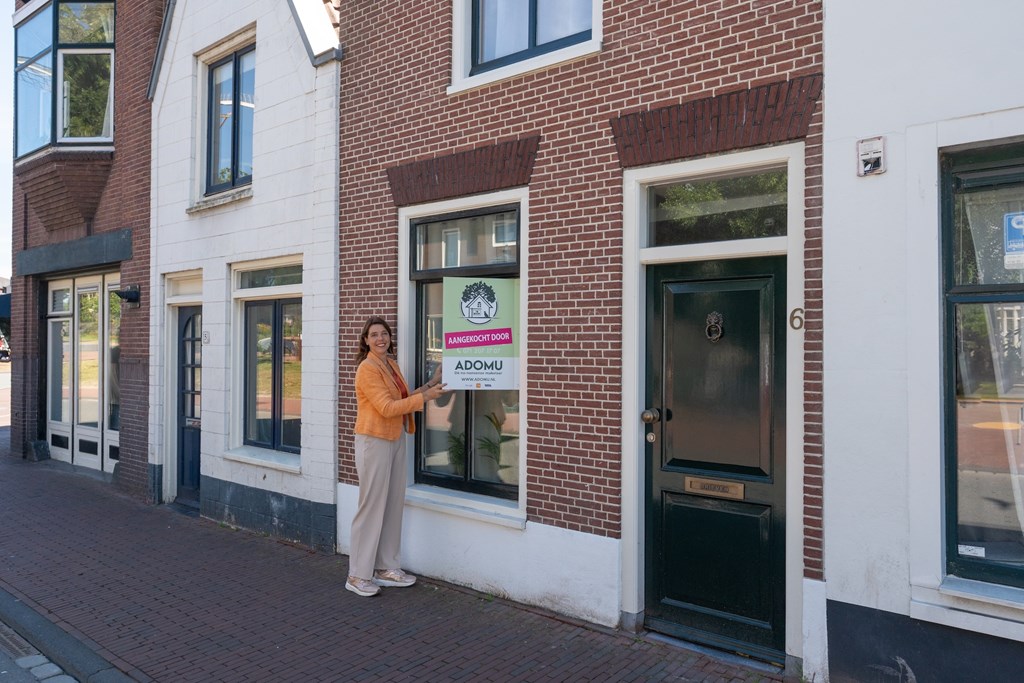 aankoomakelaar met bord