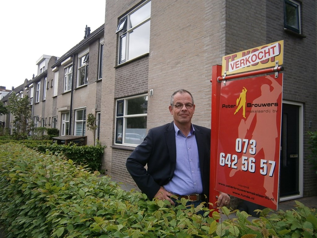 Foto Peter met verkoopbord