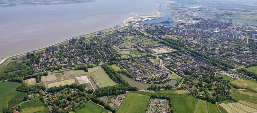 Delfzijl, verbonden met de zee.